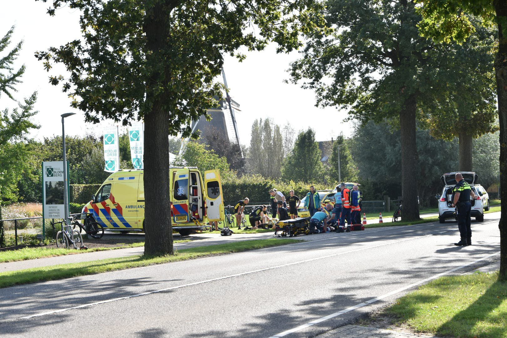 Wielrenners gewond na val in Zevenaar, traumaheli ter plaatse