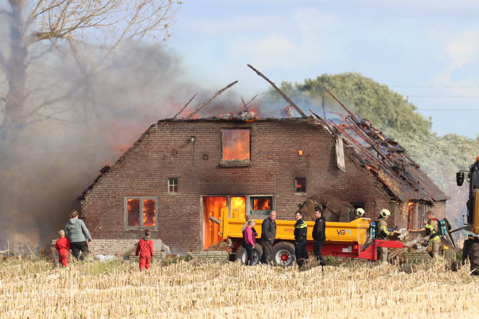 Uitslaande brand verwoest pand met rieten dak