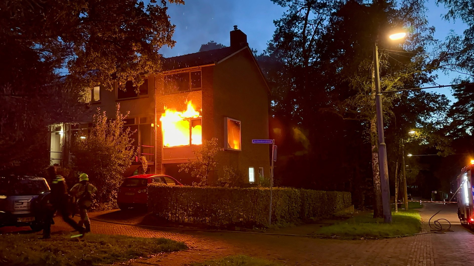 Kaarsen veroorzaken uitslaande woningbrand in Arnhem