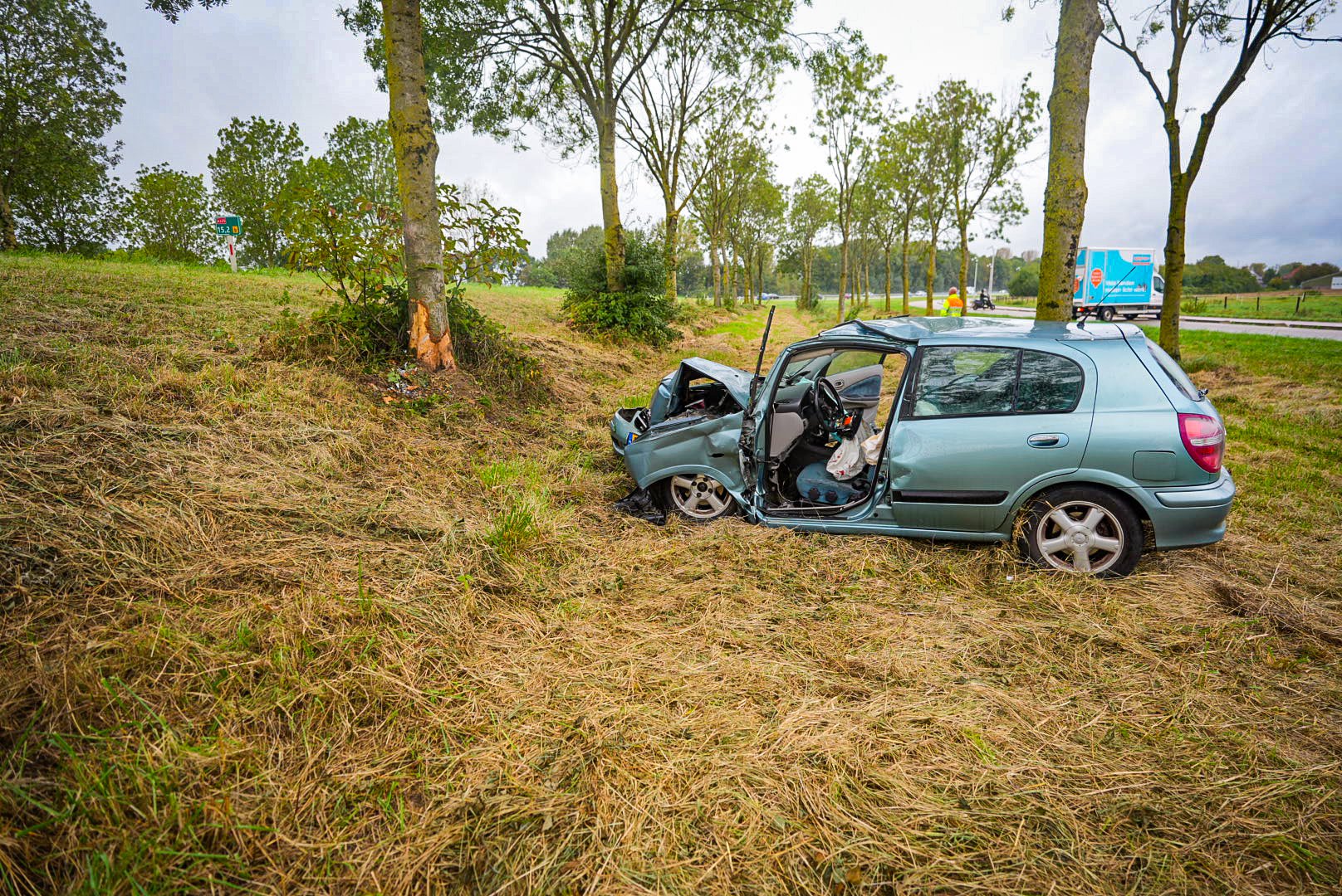 Automobilist botst frontaal tegen boom bij A325