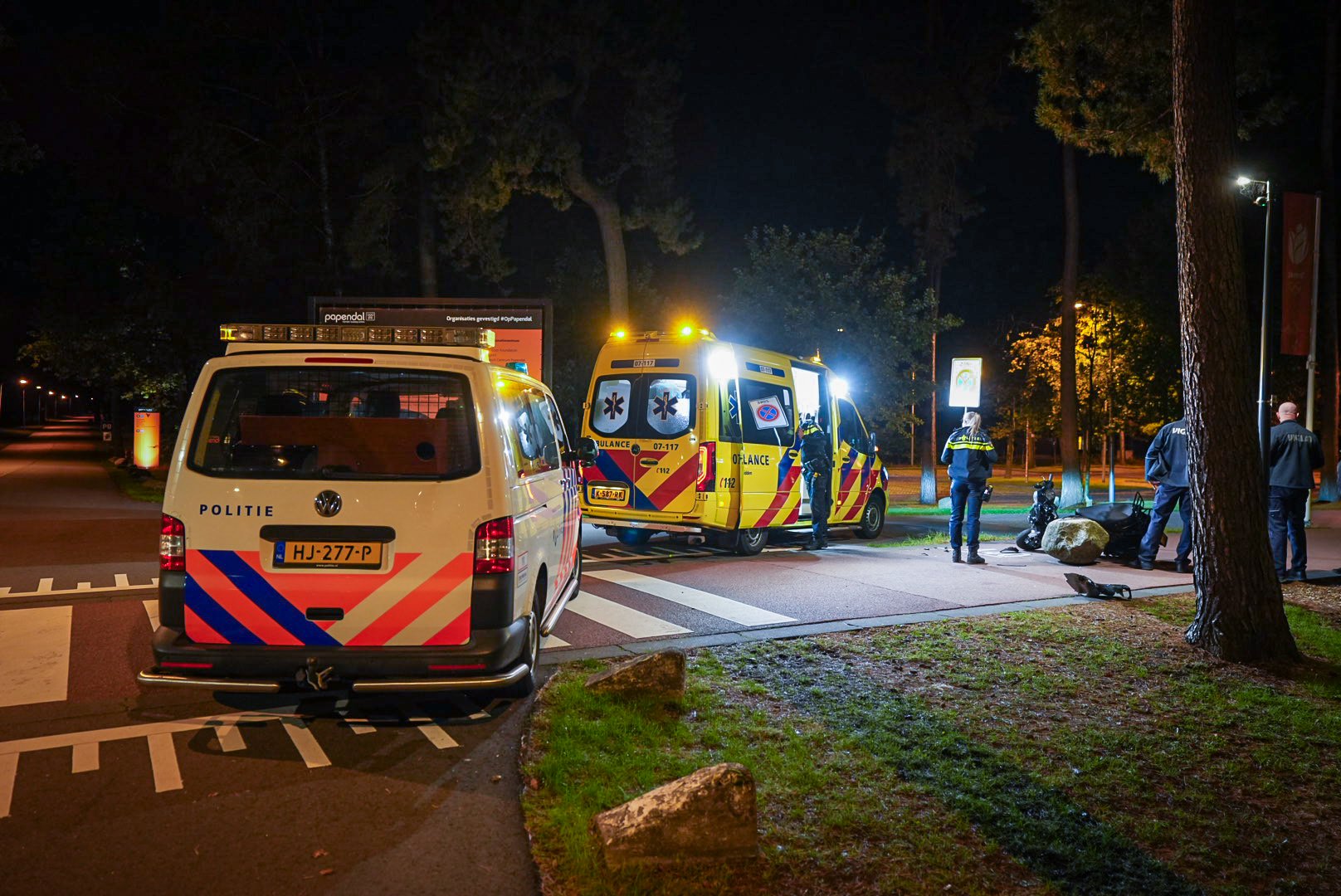 Scooterrijder botst op kei en raakt gewond bij Sportcentrum Papendal