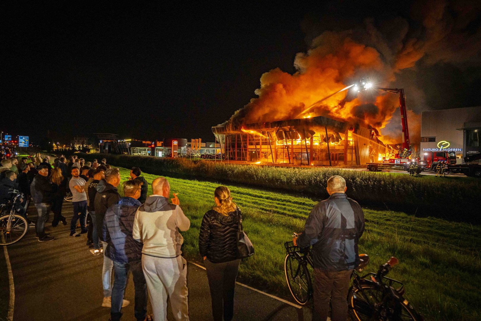 Grote brand in Zutphen legt bedrijfspand in as