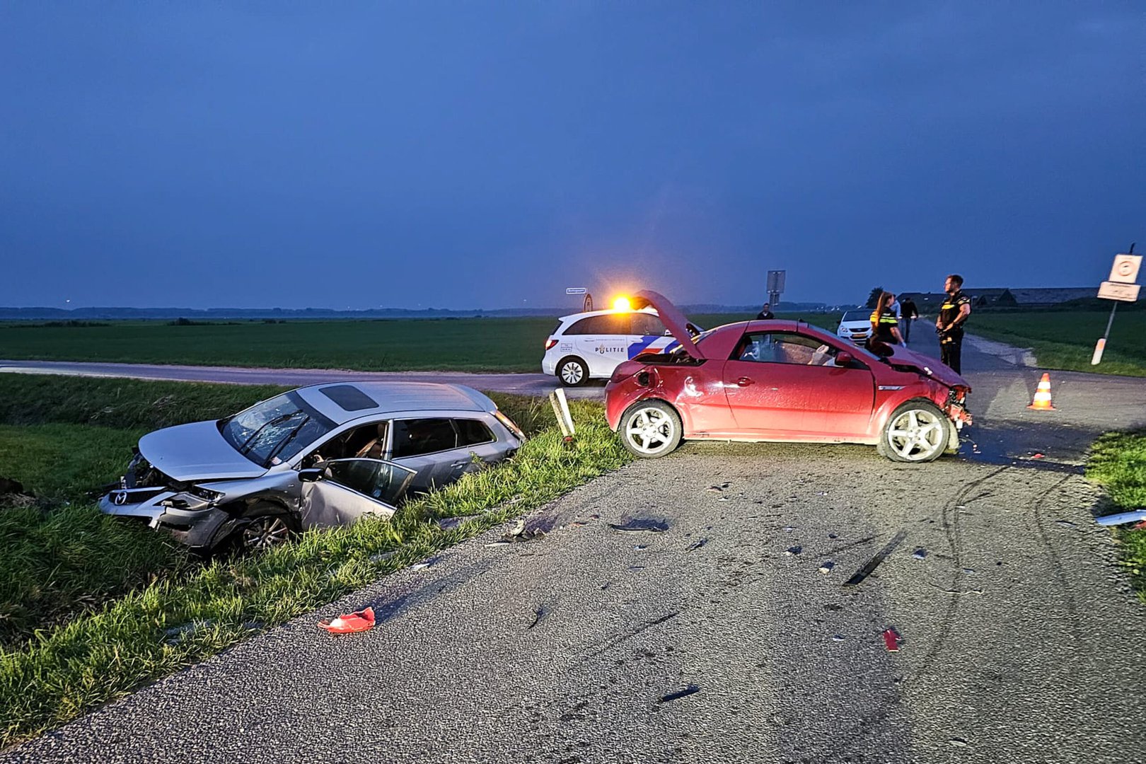 Auto belandt in sloot na botsing met ander voertuig