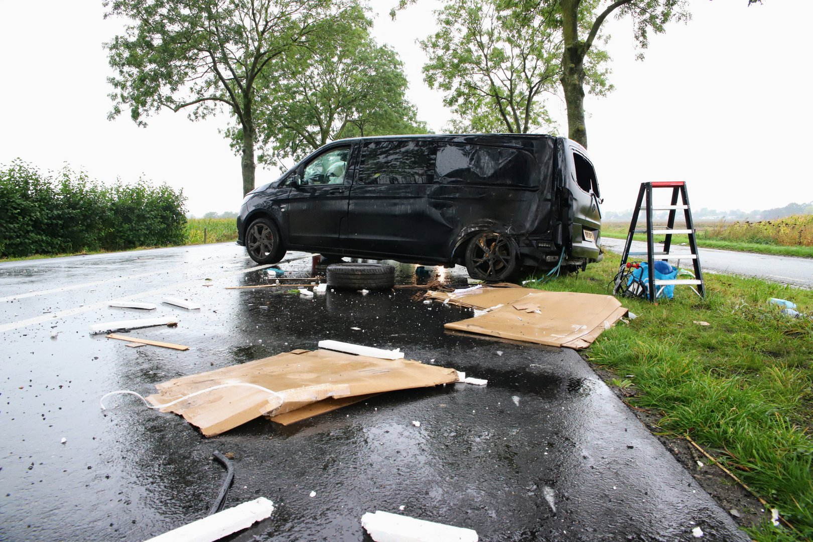 Ongeval met twee auto’s en werkbusje, één gewonde