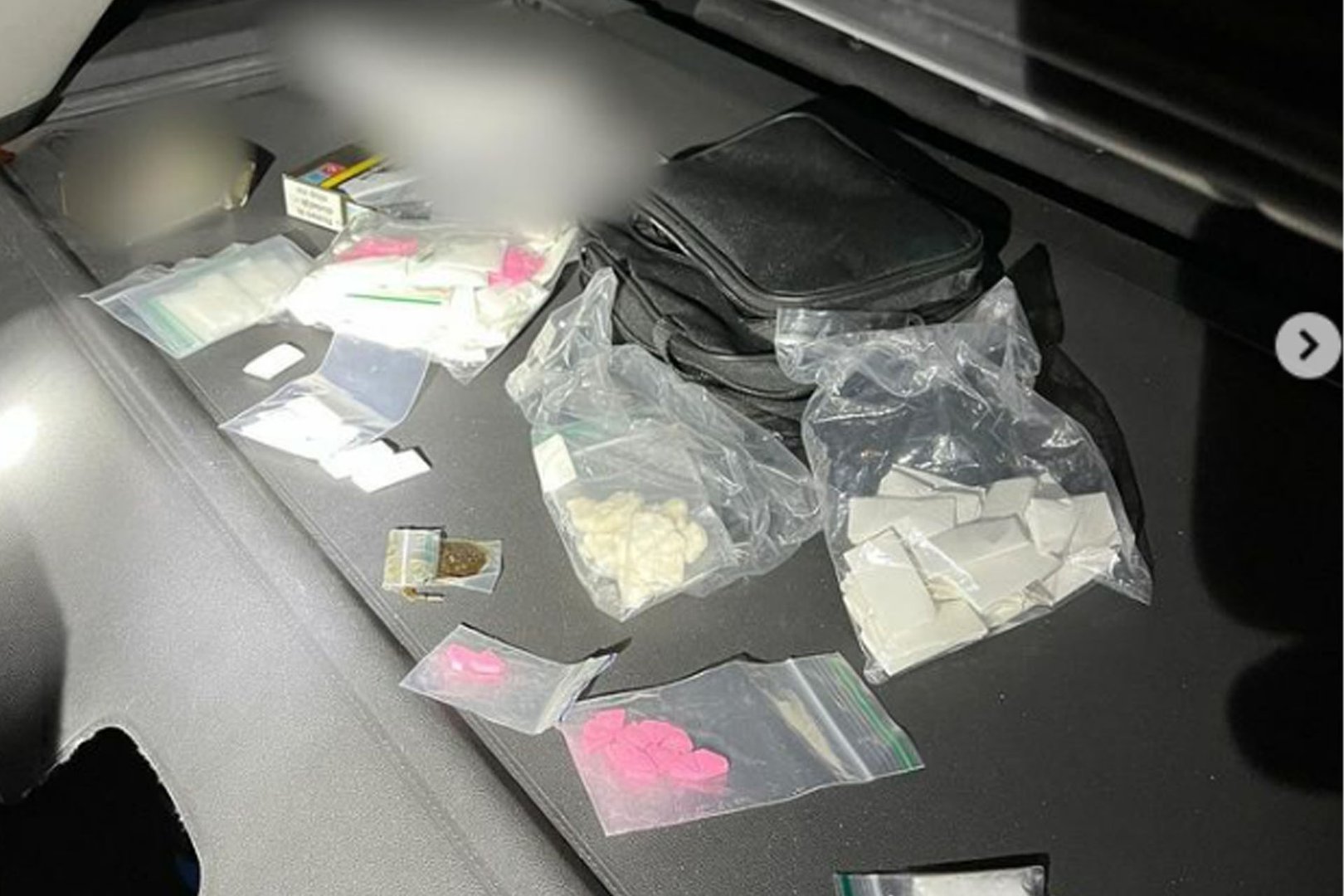 Samenwerking marechaussee en politie leidt tot grote drugsvondst bij controle