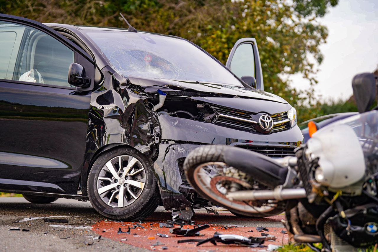 Frontale botsing tussen automobiliste en motorrijder in Duiven