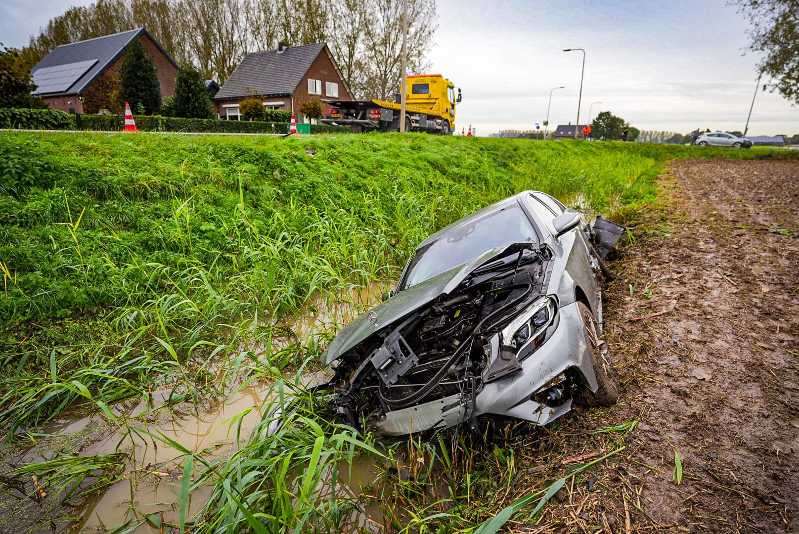 Auto belandt in sloot na botsing in Angerlo