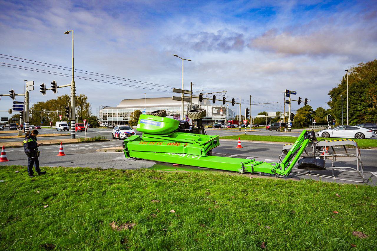 Hoogwerker gekanteld bij kruising Gelredome