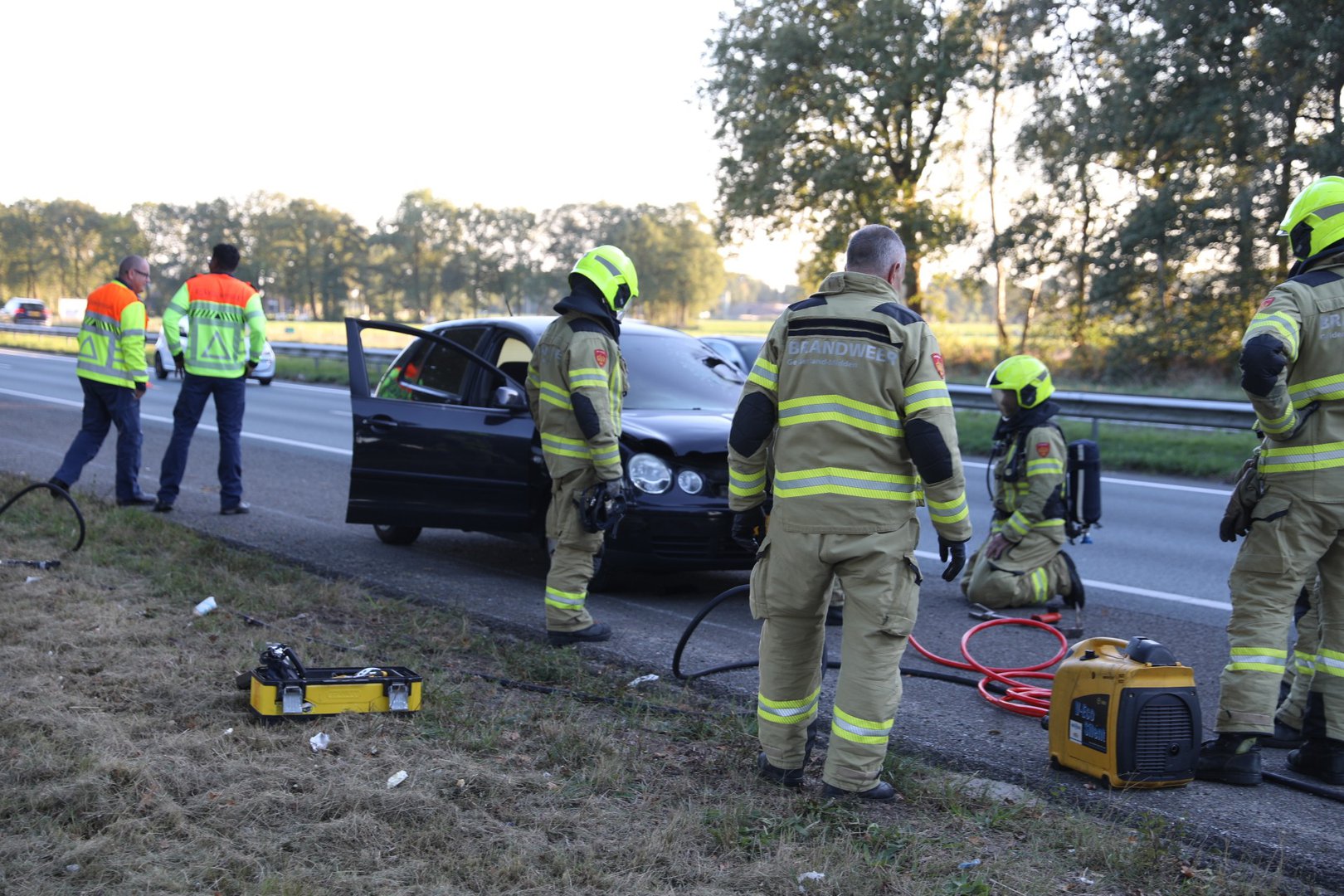 Bestuurder merkt brand op en vrachtwagenchauffeur biedt hulp op A30 bij Lunteren