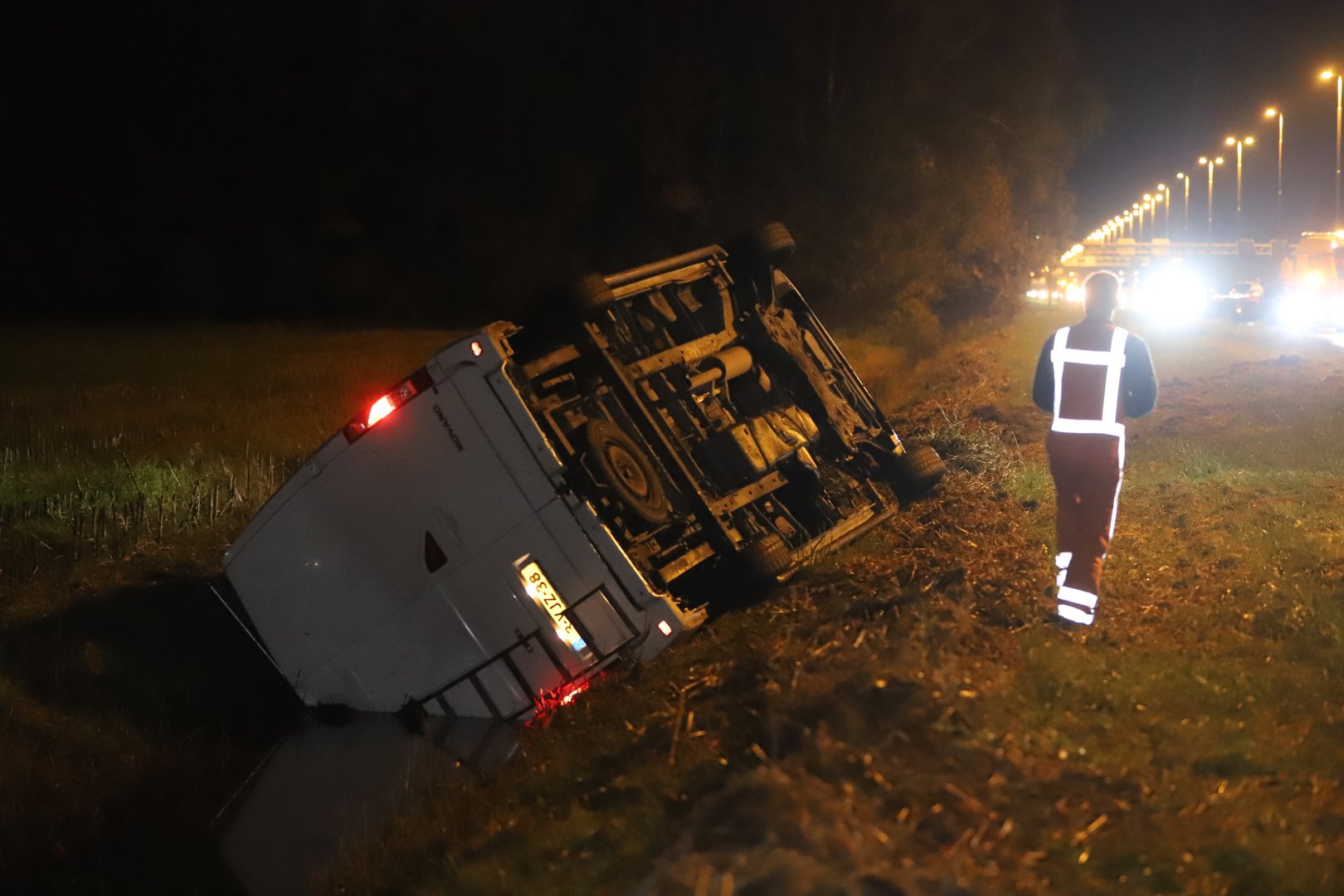 Bestelbus op z’n kop in sloot langs snelweg A1