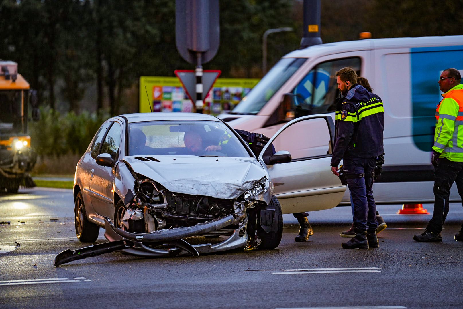 Auto flink beschadigd na botsing met vrachtwagen