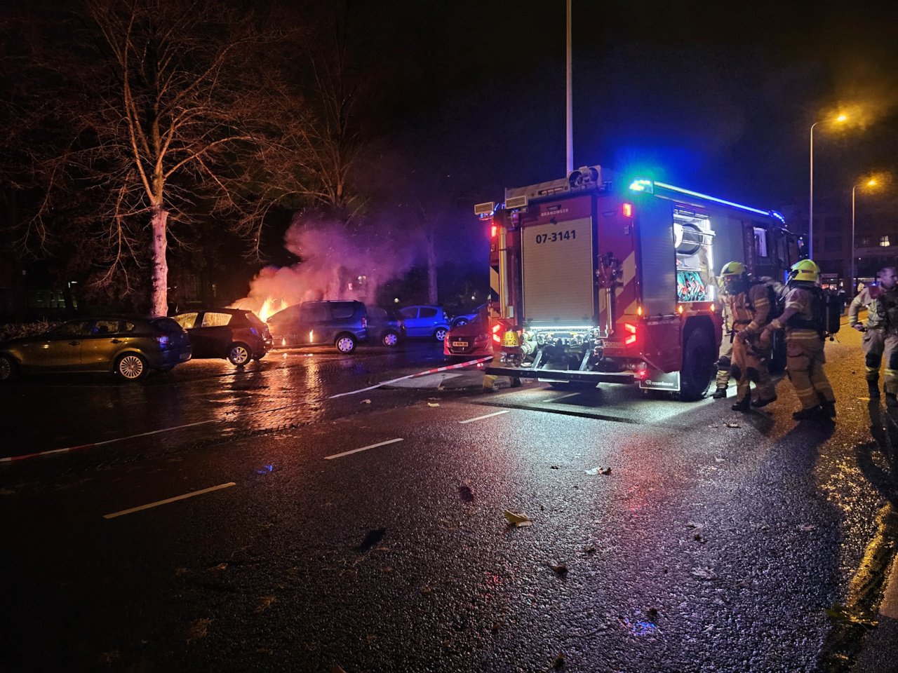 Brandweer blust autobrand, nog twee auto’s beschadigd