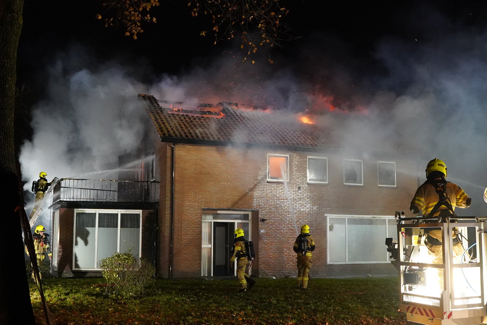 Grote uitslaande brand legt woning in de as