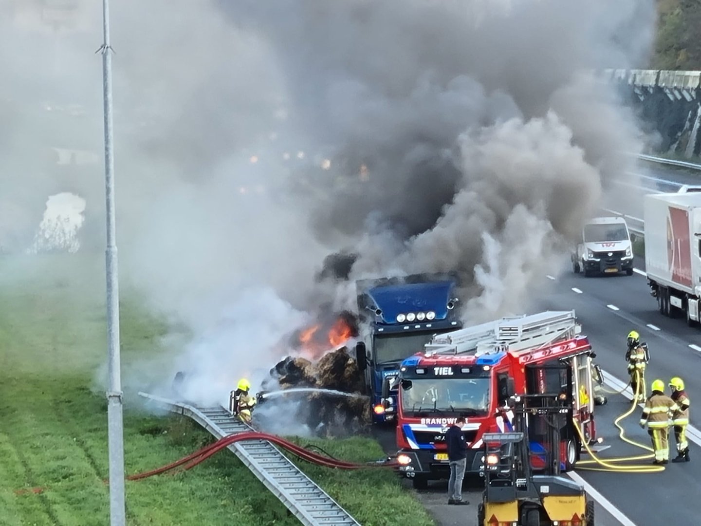 Vrachtwagen met hooi vliegt in brand op snelweg