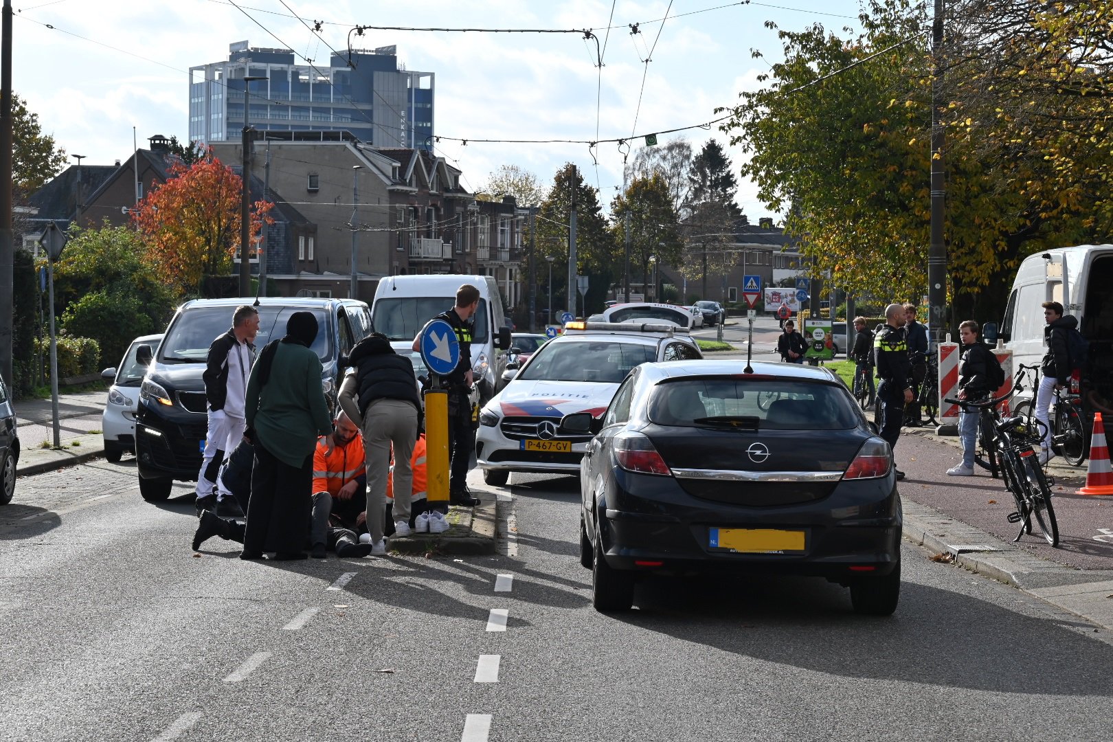 Scholier op fiets in Arnhem geschept door auto tijdens oversteken