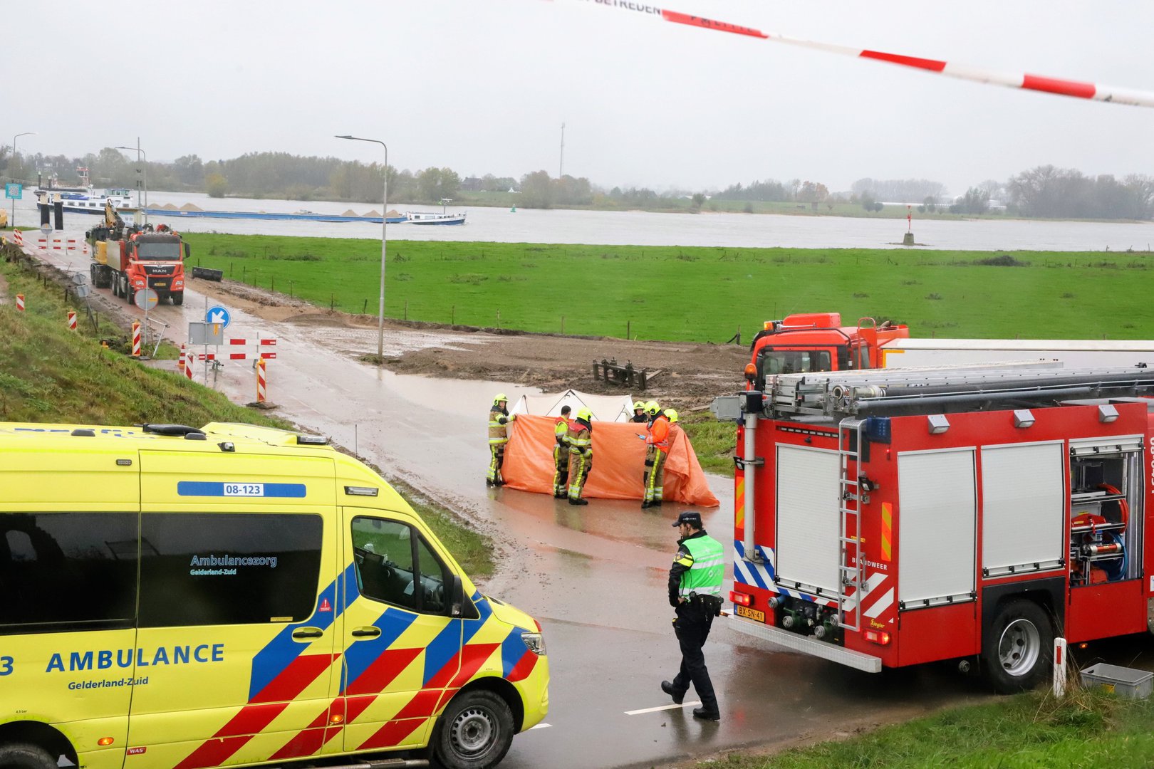 Persoon overlijdt bij aanrijding met vrachtwagen