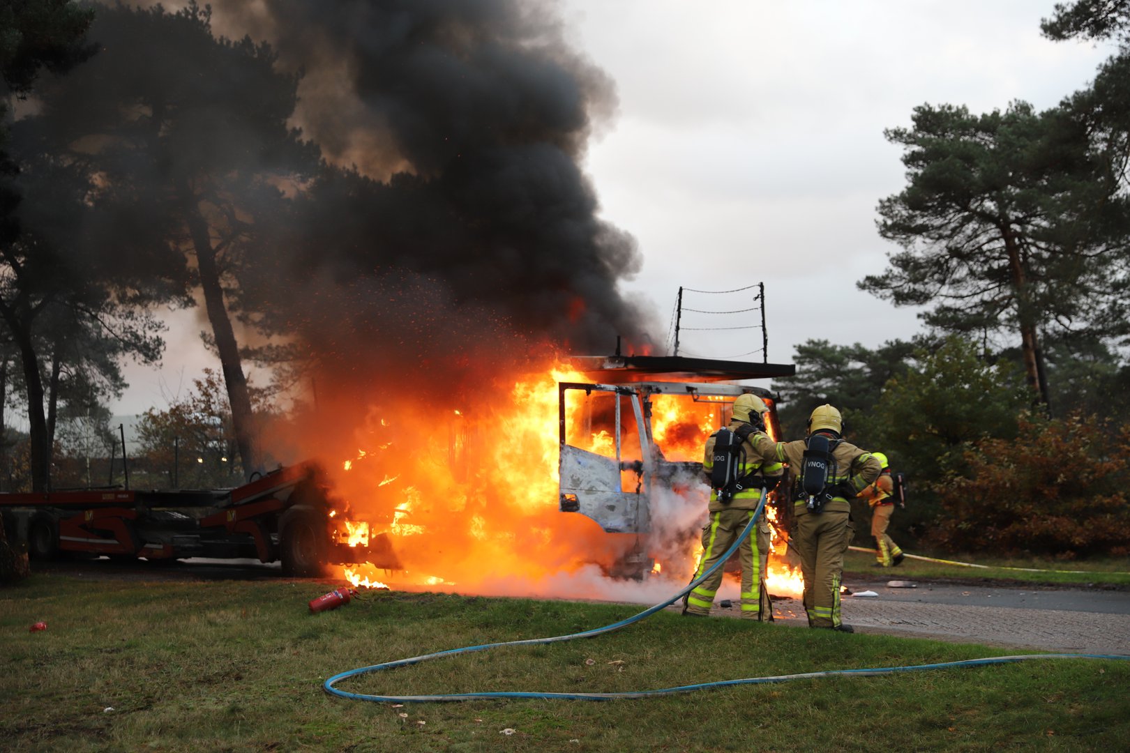 Vrachtwagen volledig in lichterlaaie langs de A1