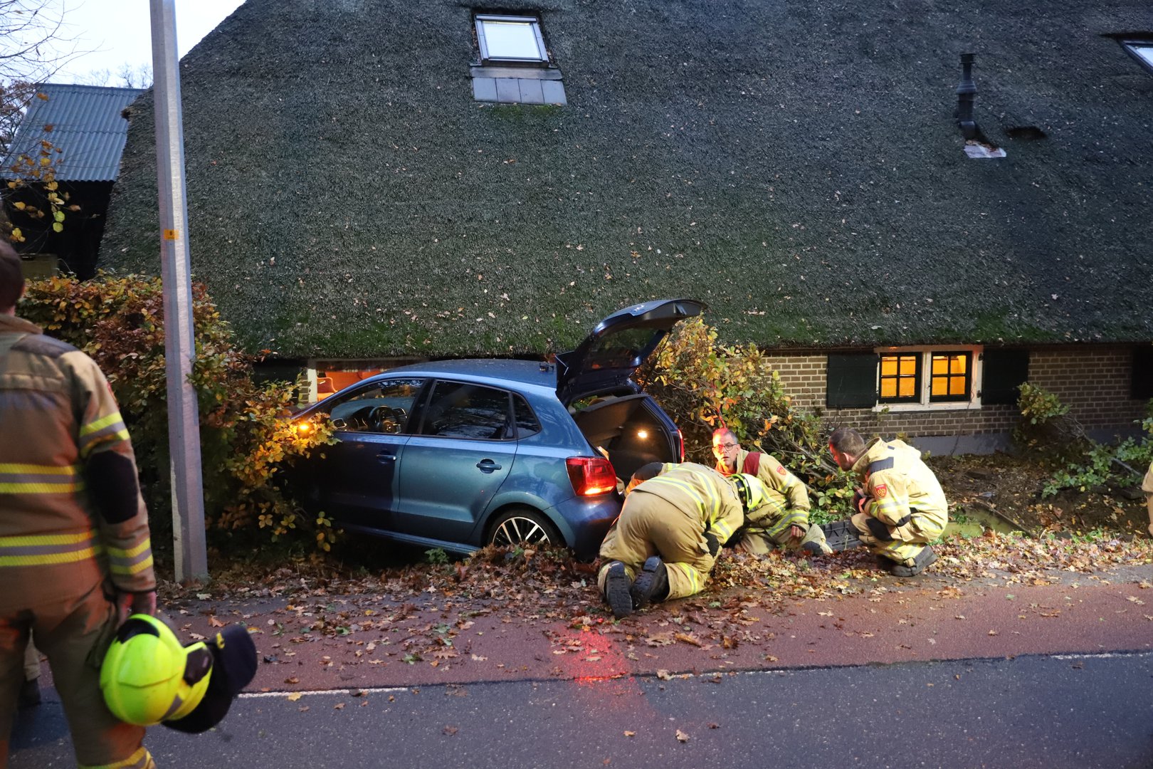 Auto vliegt uit de bocht en ramt woning
