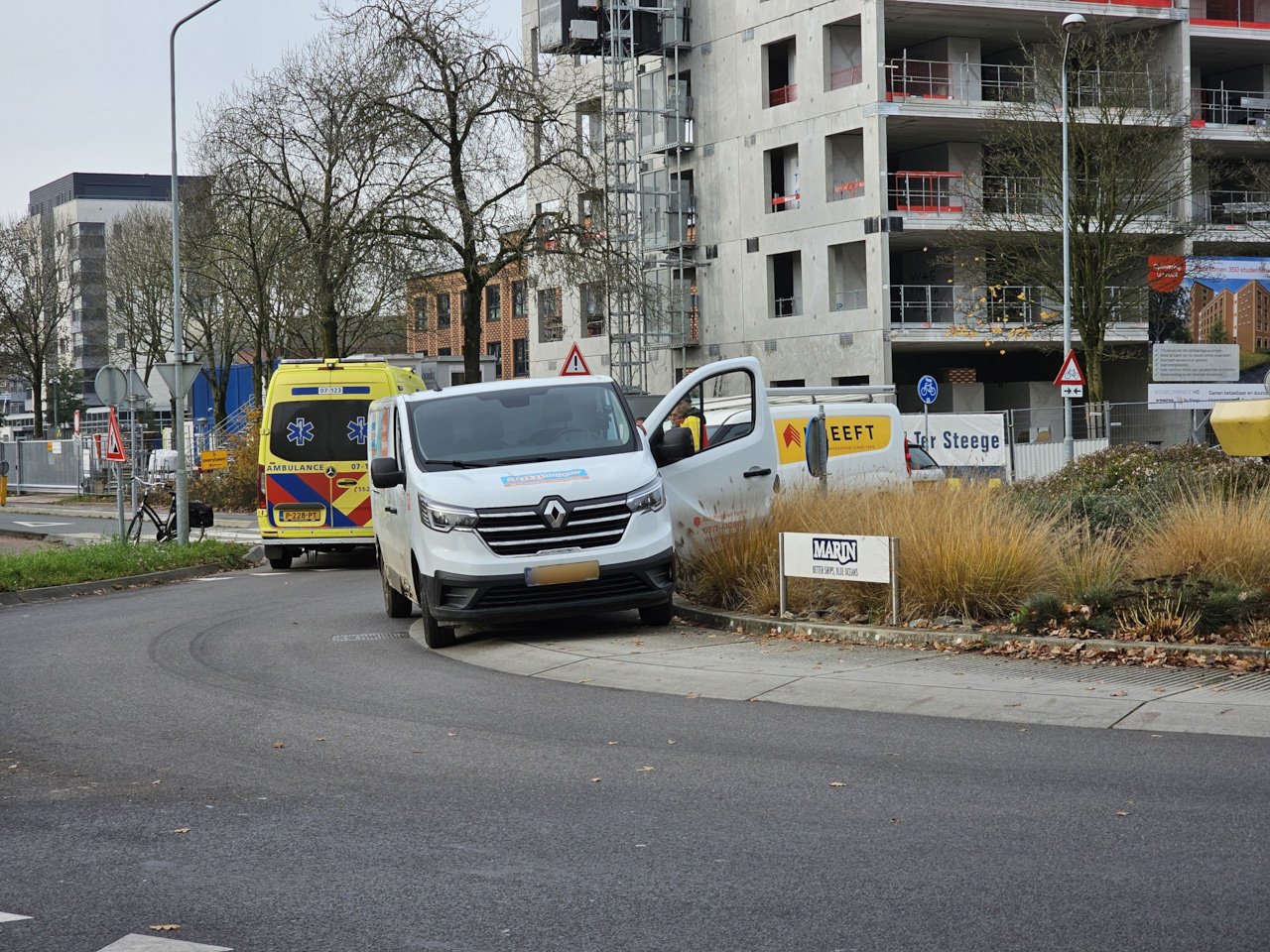 Aanrijding tussen bestelbus en fietser op rotonde