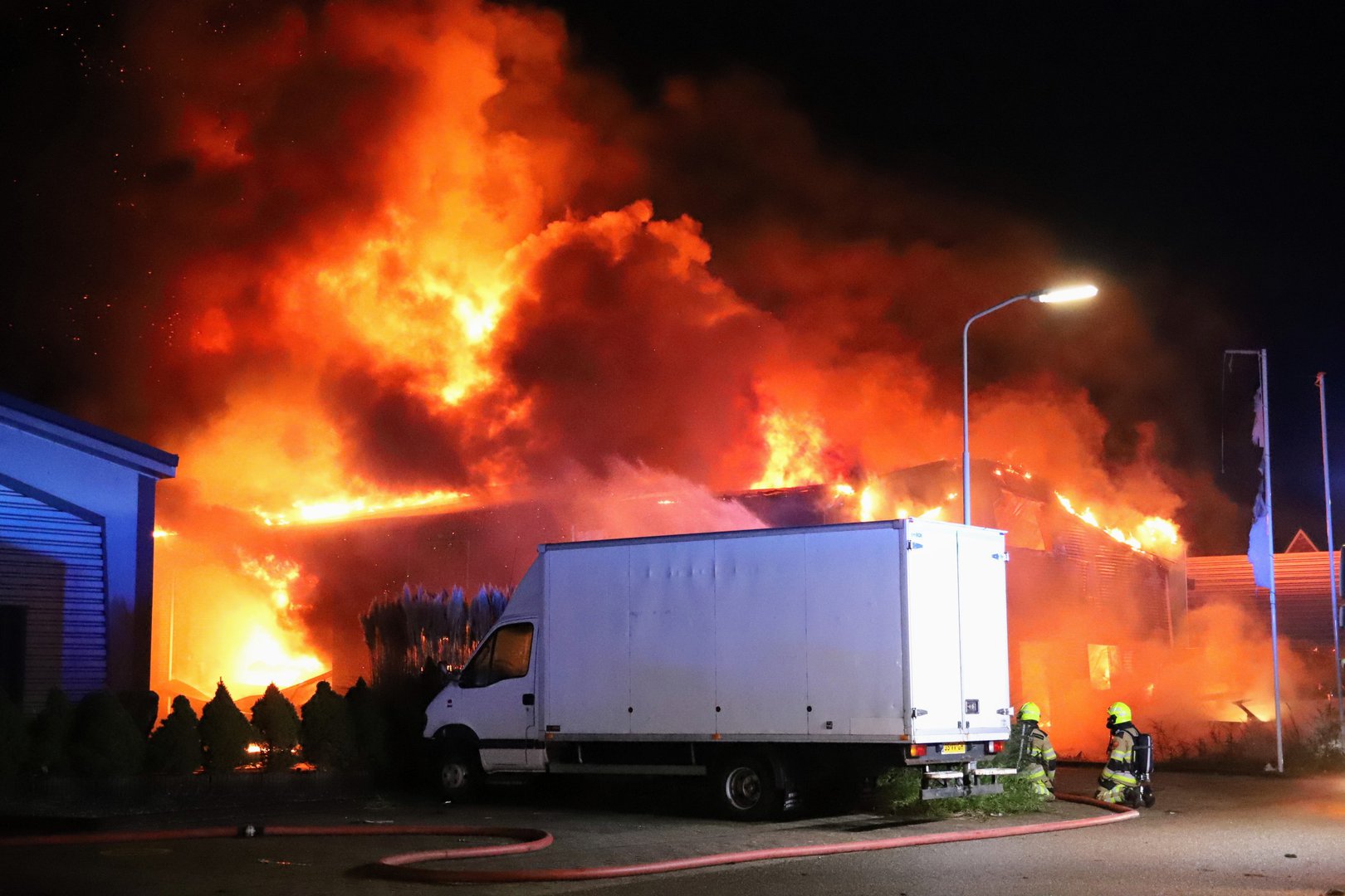 Bedrijven verwoest door zeer grote brand in Tiel