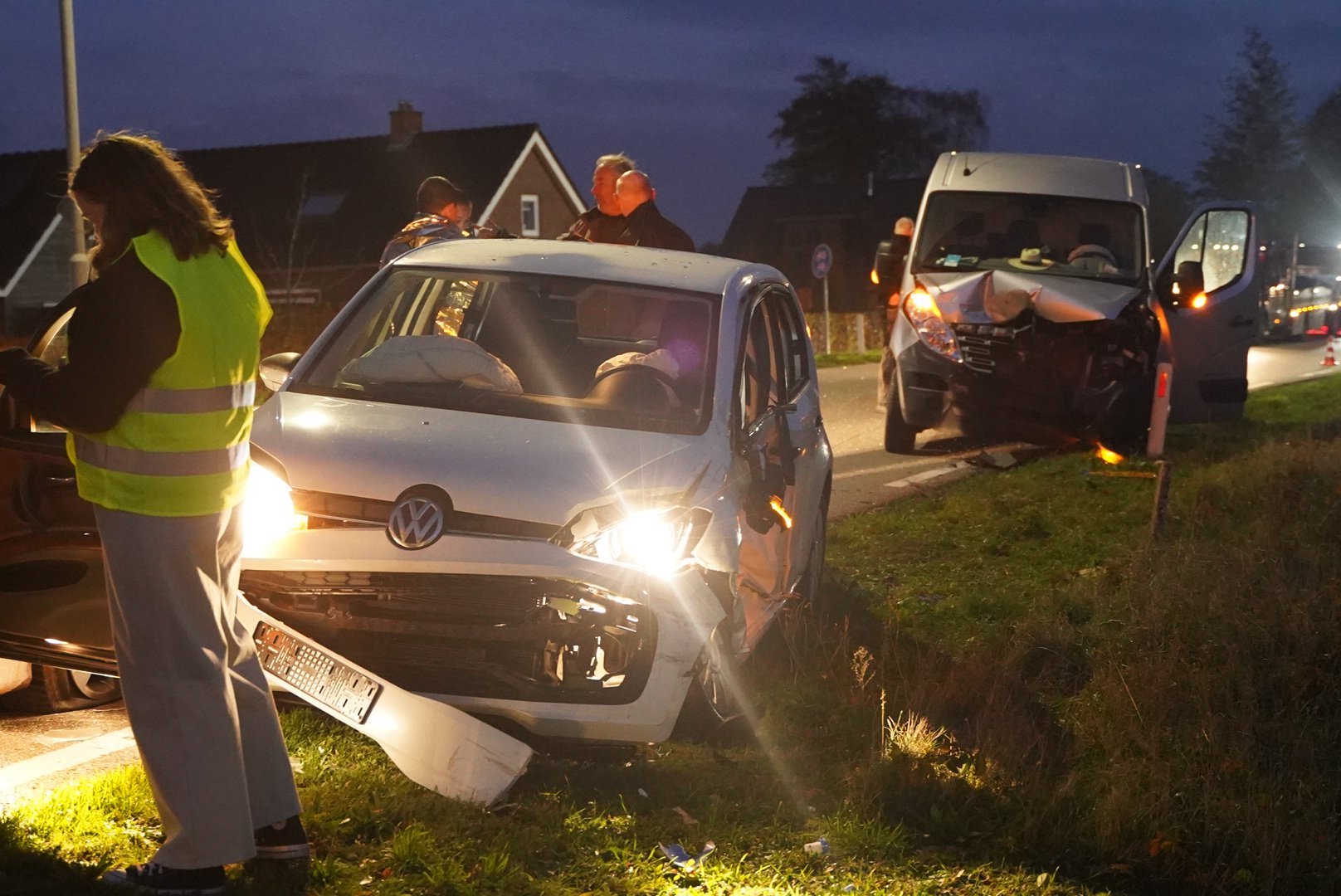 Veel schade na botsing tussen busje en auto