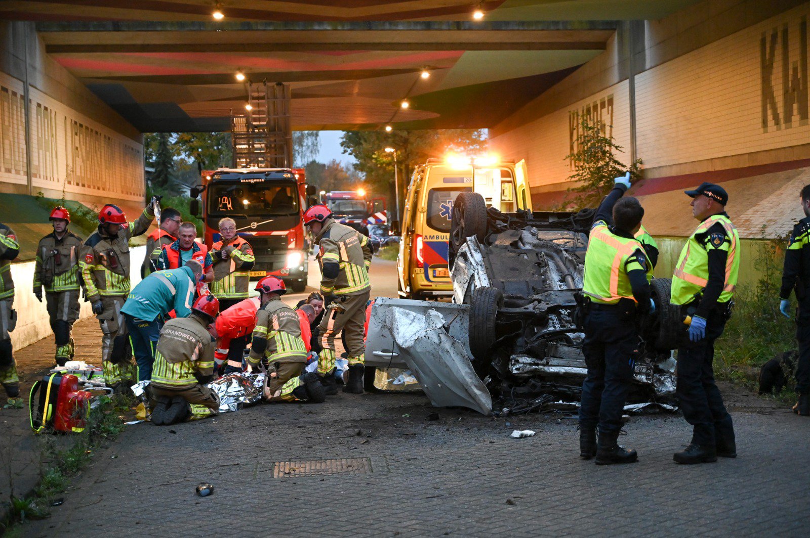 Auto stort van viaduct: twee jongemannen uit Arnhem zwaargewond