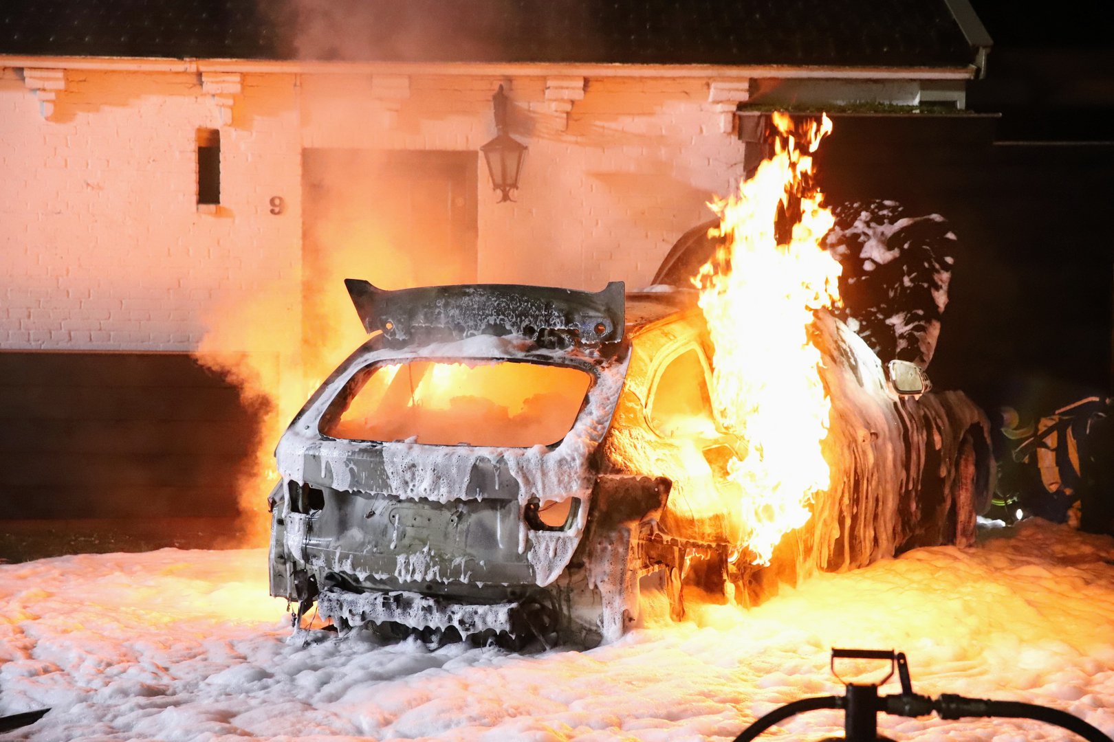 Autobrand moeilijk te blussen door gescheurde brandstoftank