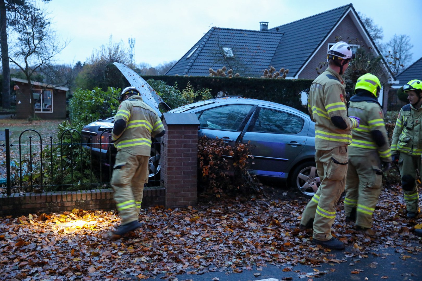 Automobilist verliest macht over stuur en belandt in voortuin