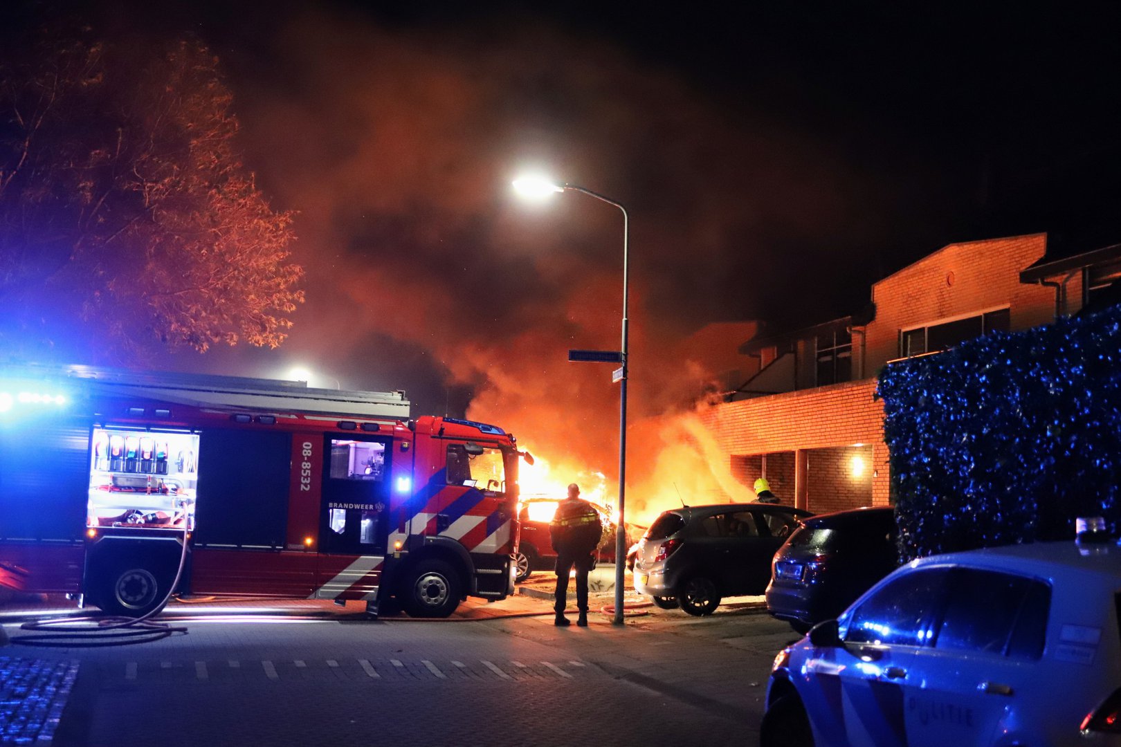 Autobrand op oprit van woning, brandweer voorkomt overslag