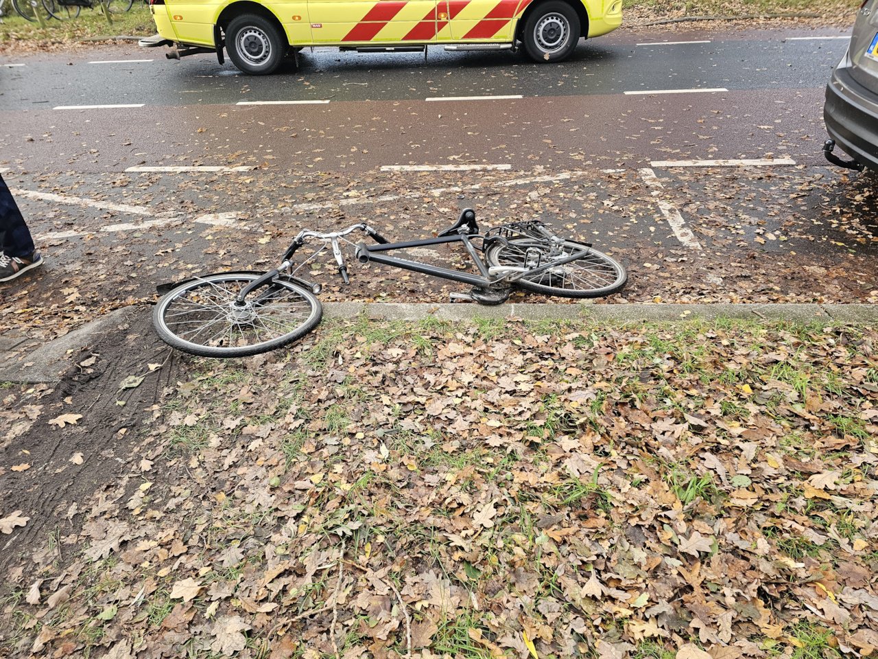 Fiets breekt doormidden na botsing met auto