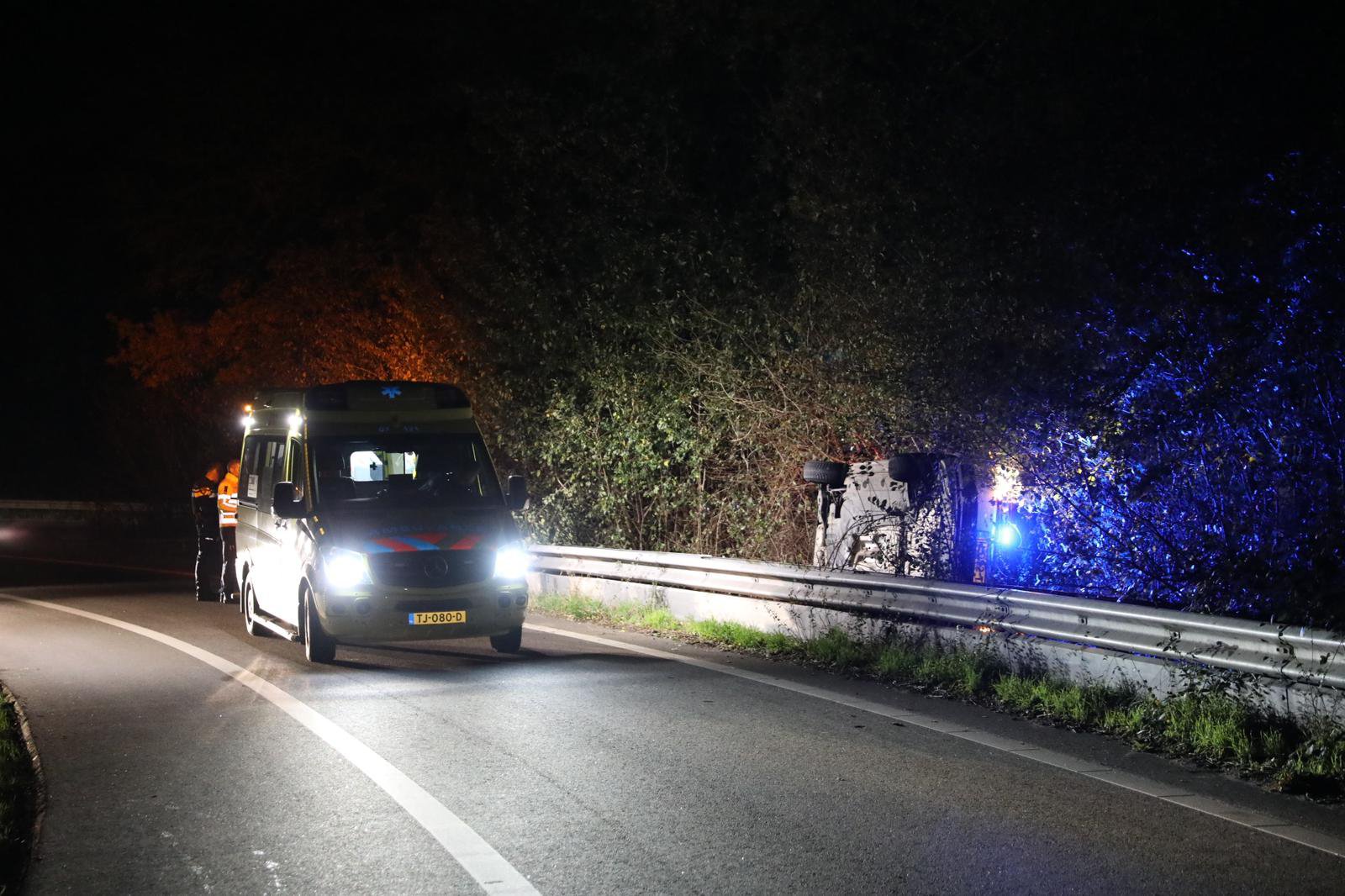Politiewagen kantelt onderweg naar overval melding