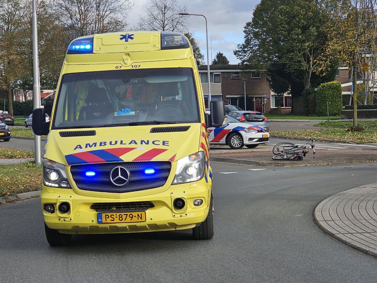 Fietser gewond na aanrijding op rotonde