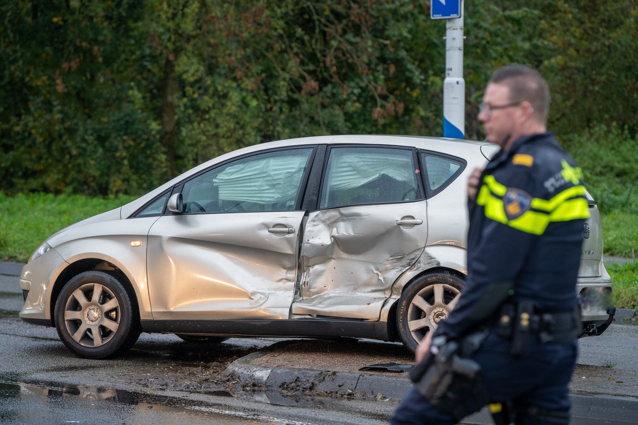 Vrachtwagen botst tegen auto met moeder en kind