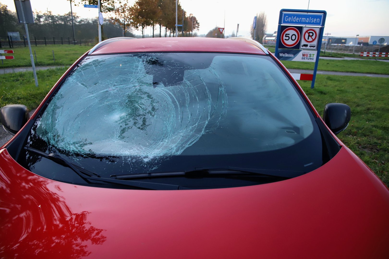 Fietsster geschept door auto, vrouw belandt op wegdek