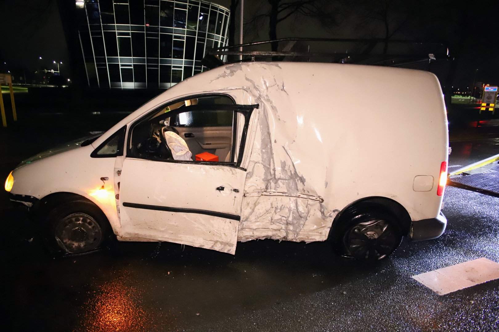 Auto botst tegen lantaarnpaal, twee gewonden