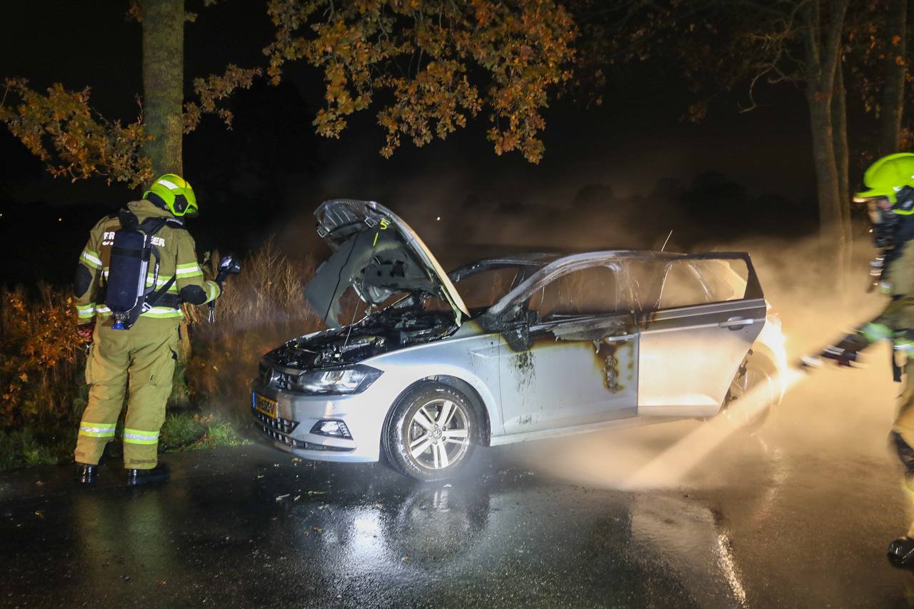 Vrouw redt zichzelf tijdig bij autobrand in Harskamp