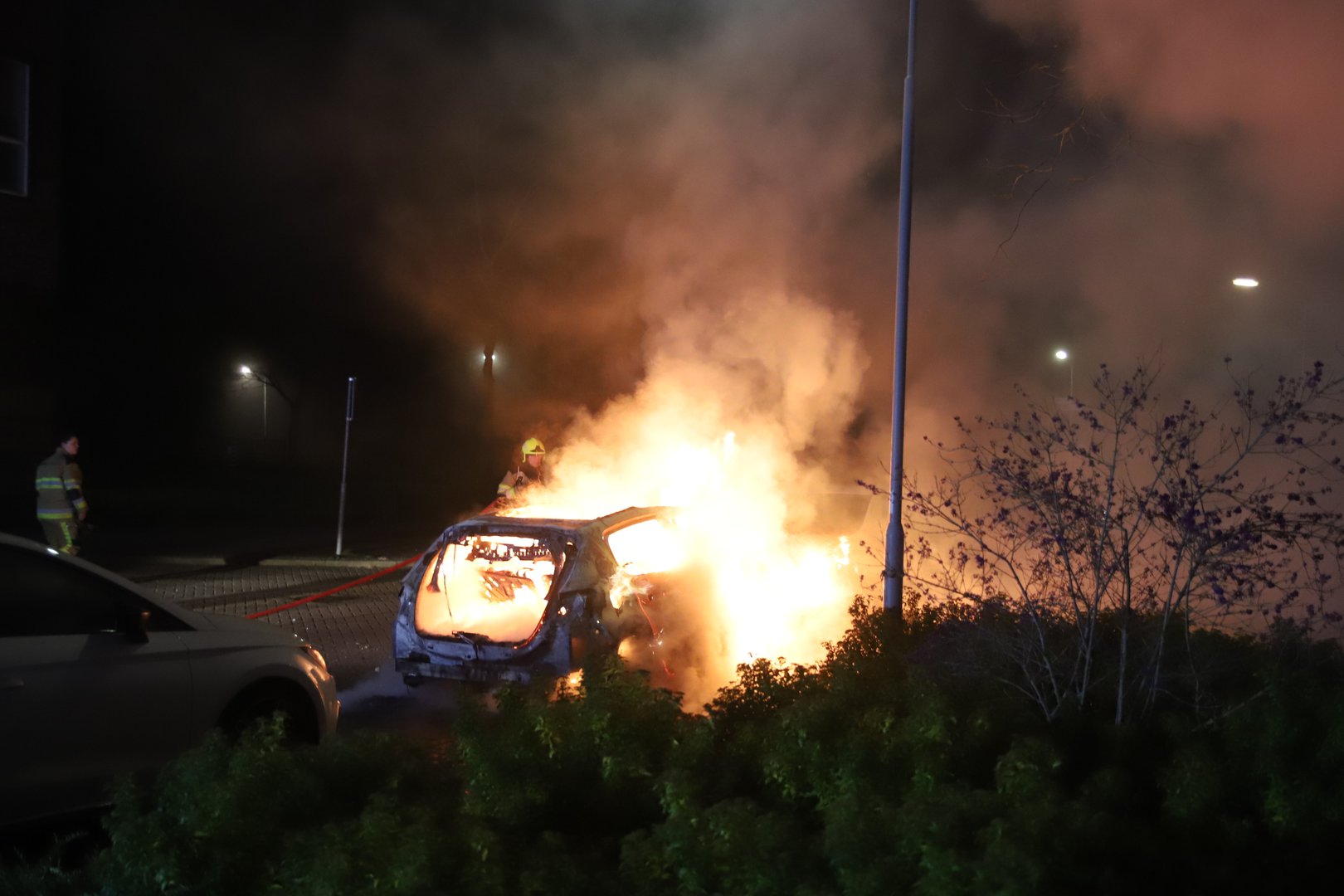 Geparkeerde auto volledig uitgebrand, politie onderzoekt brandstichting