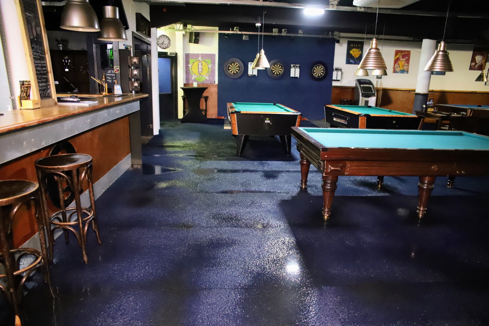 Poolcentrum onder water na gesprongen leiding