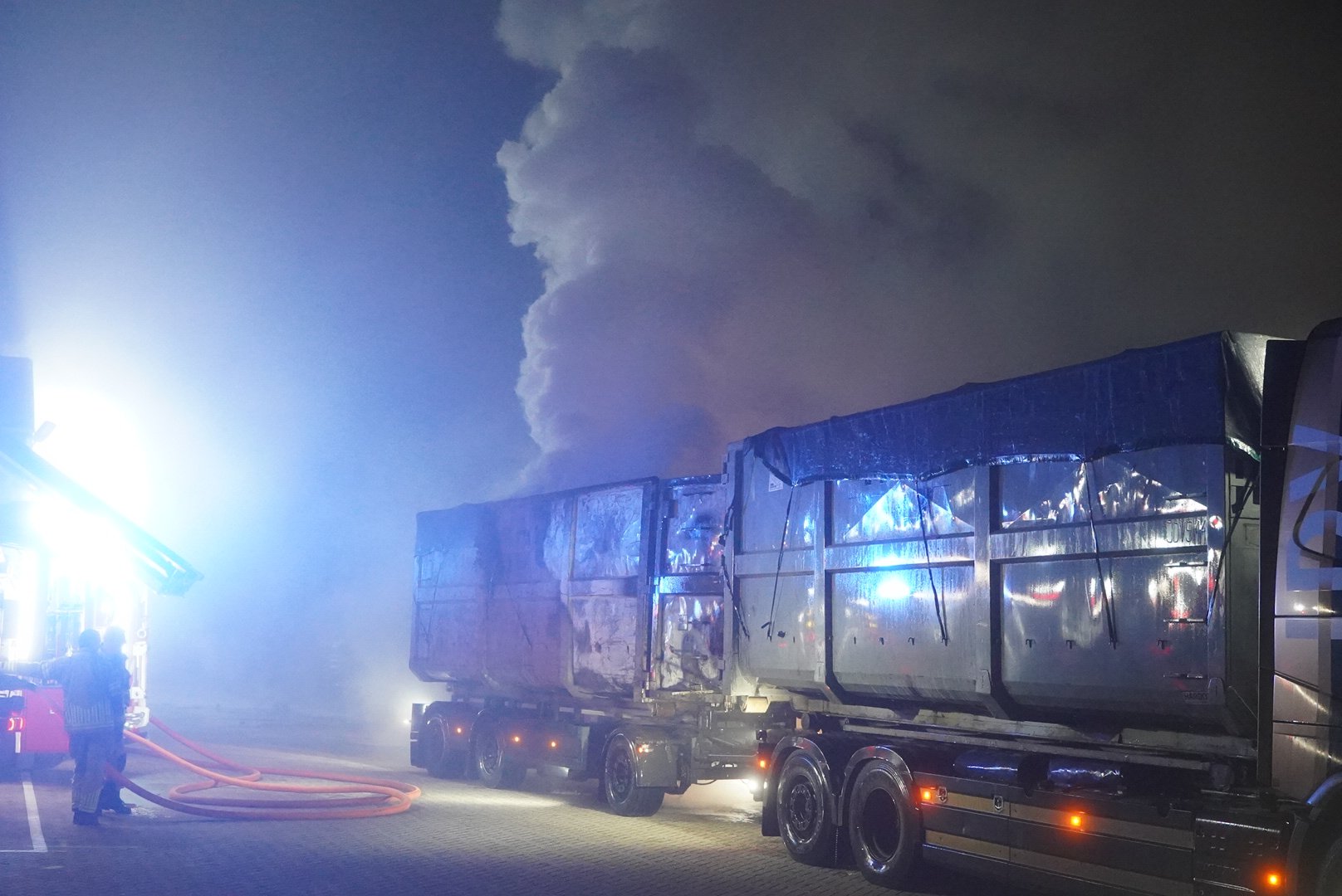 Vrachtwagen aanhanger vliegt in brand, brandweer voorkomt erger