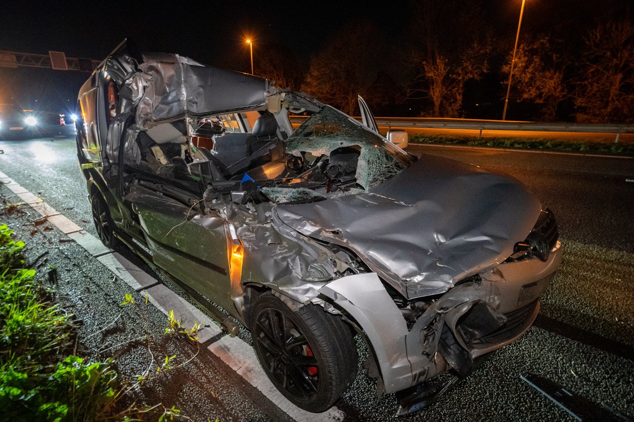 Bestuurder vlucht na botsing met vrachtwagen op A12