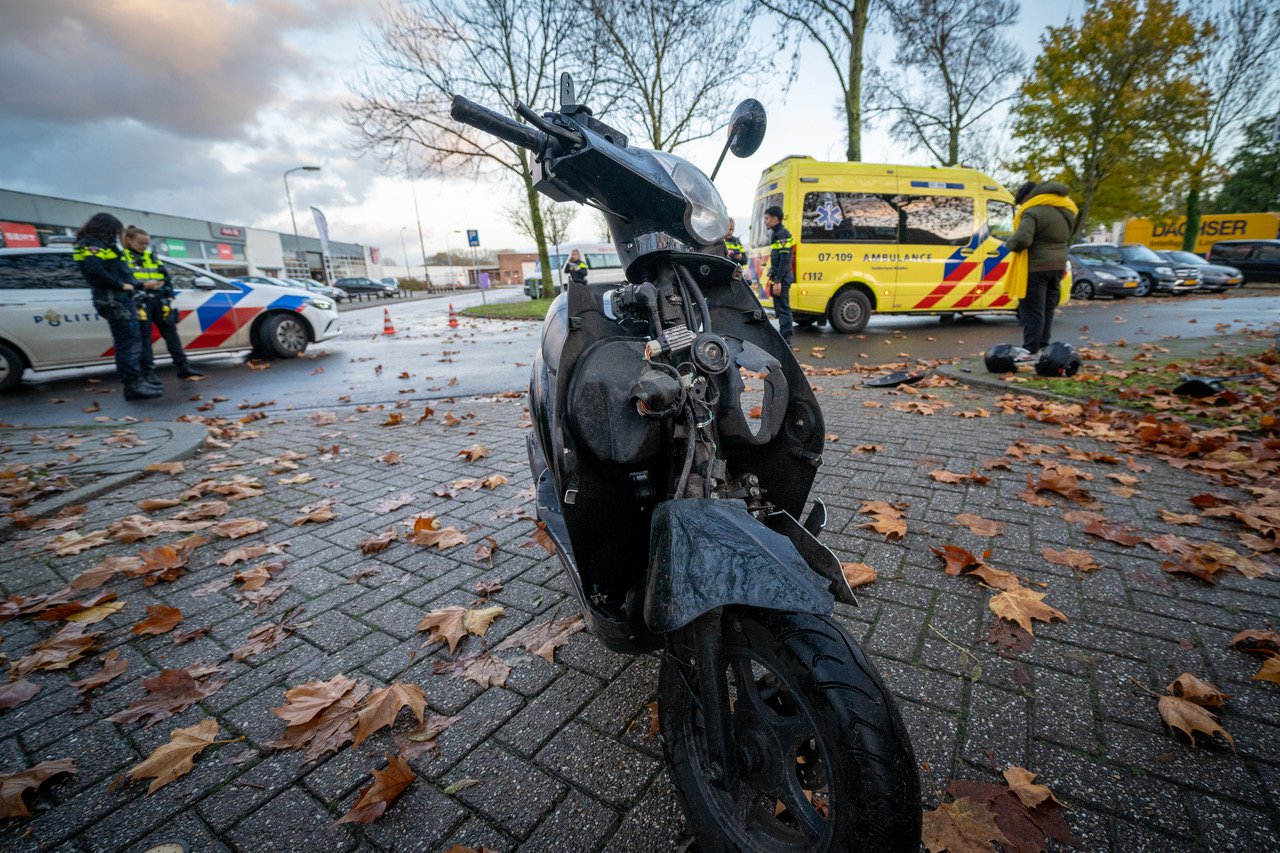 Automobilist verlaat parkeerplaats en veroorzaakt ongeluk