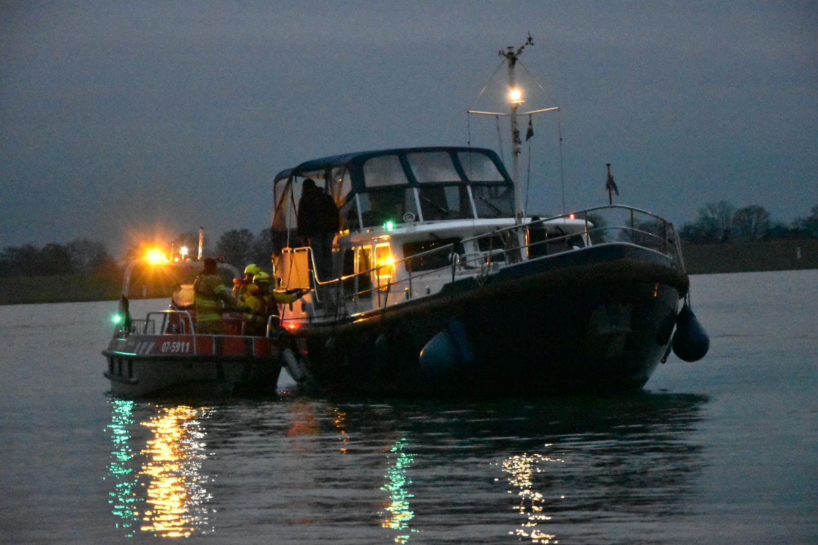 Plezierjacht in problemen in Tolkamer