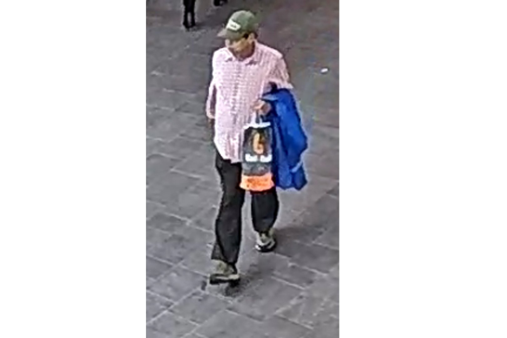 Politie deelt foto van man die minderjarig meisje betastte