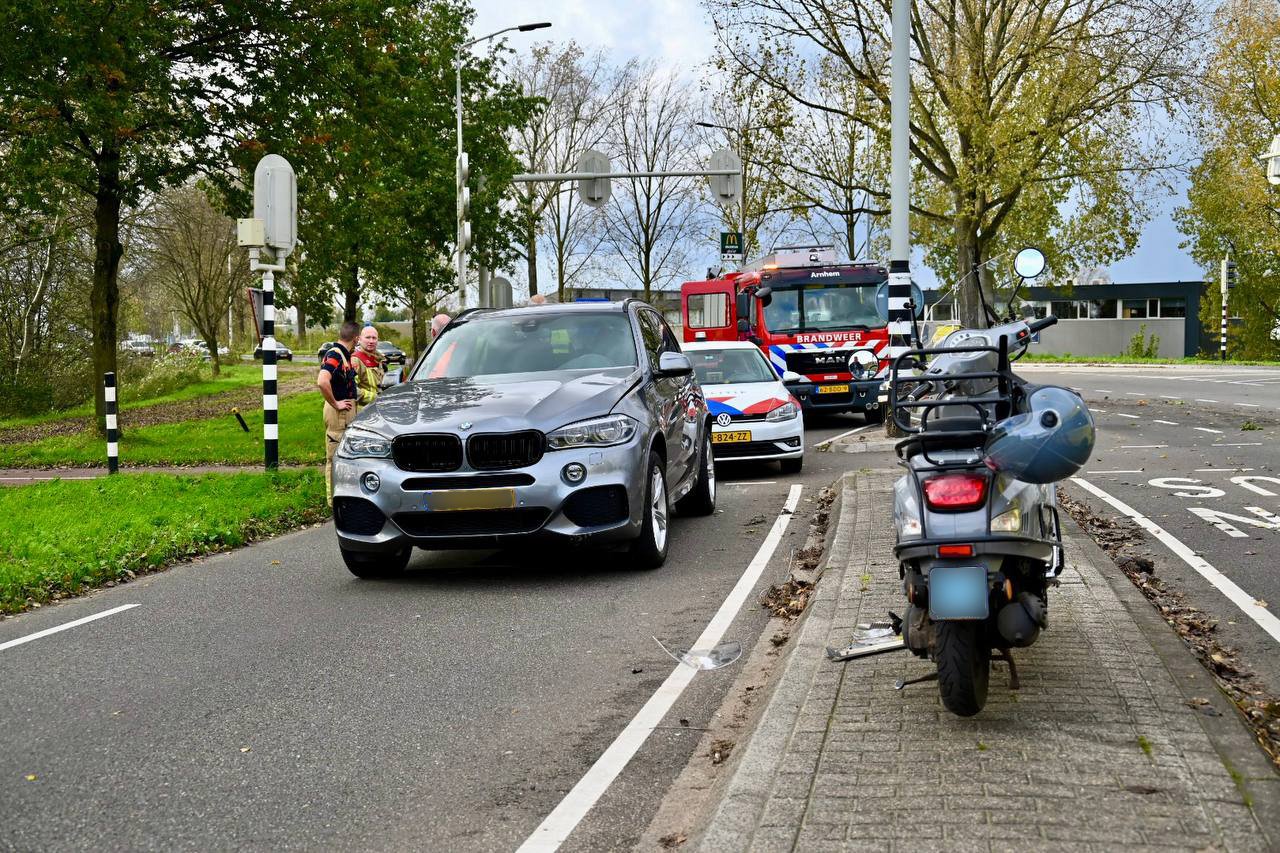 Scooterrijdster gewond na botsing met automobilist in Arnhem