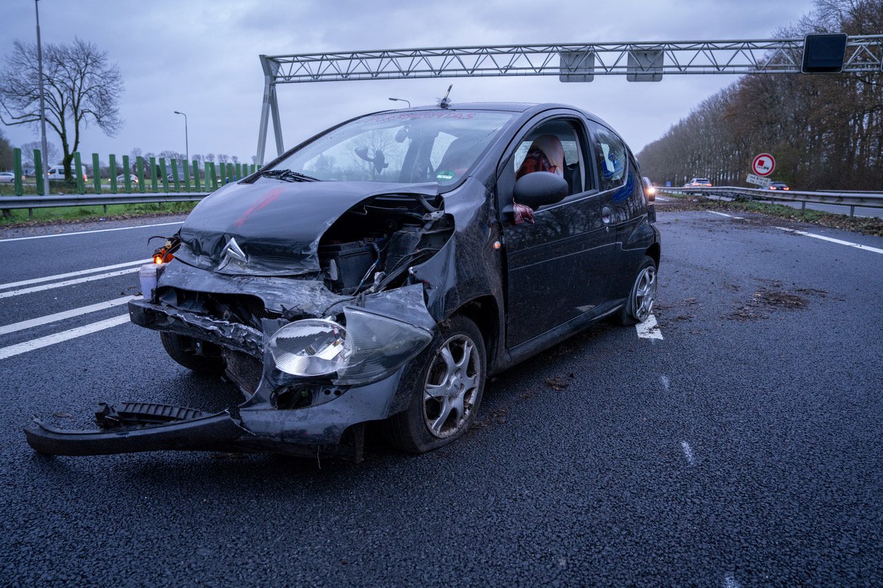 Lange file op A12 vanwege spoedreparatie na ongeval