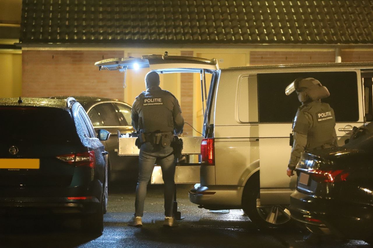 Verdachte uit woning gehaald door DSI, meerdere vuurwapens en harddrugs gevonden