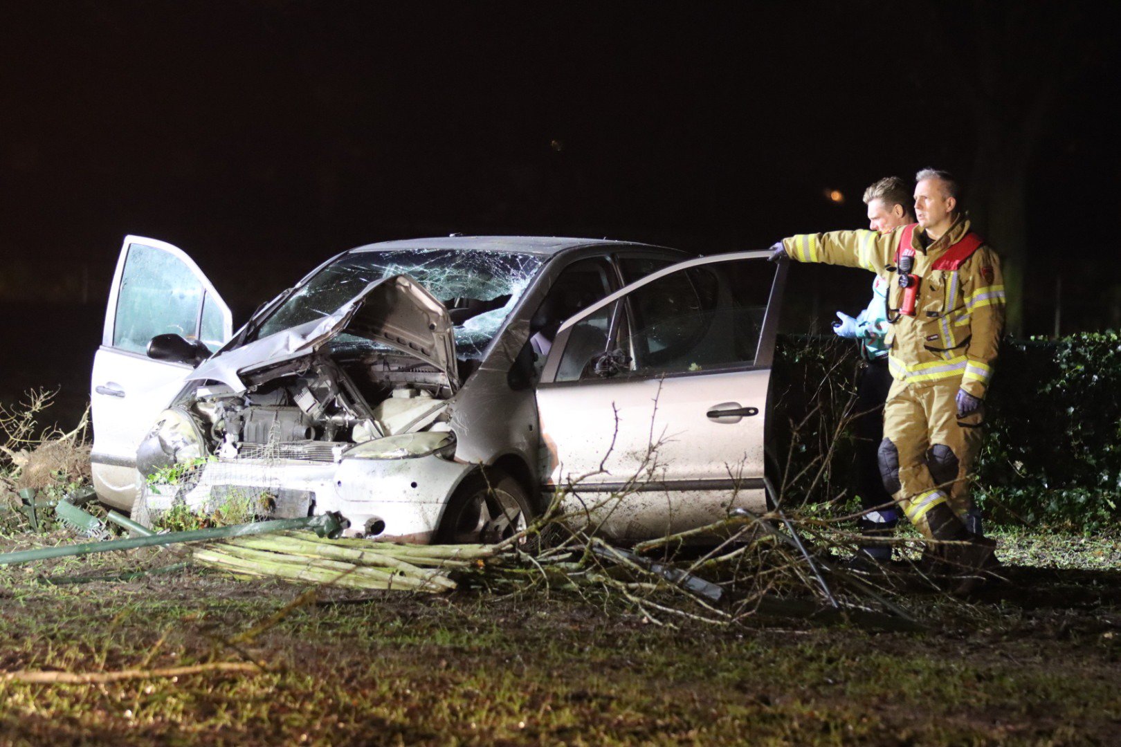 Auto vliegt over de kop, bestuurder bekneld