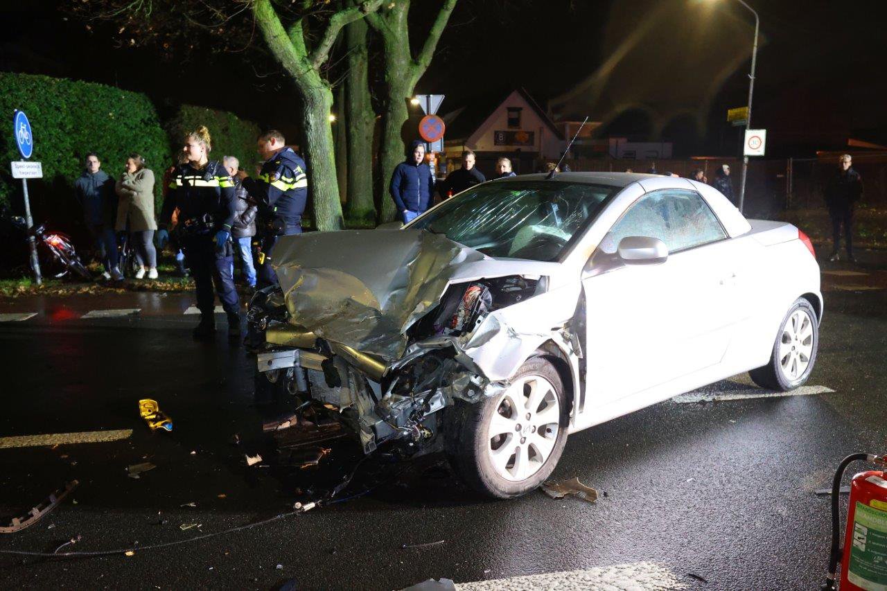 Automobilist zwaargewond na botsing met andere auto