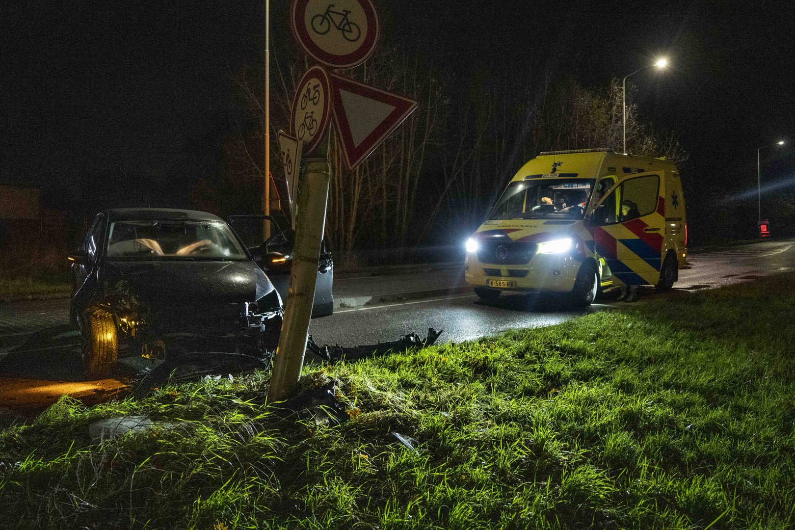 Auto botst tegen lantaarnpaal, bestuurder ongedeerd