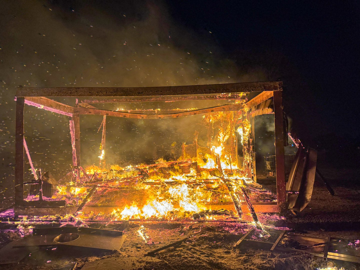 Brandweer laat bouwkeet gecontroleerd uitbranden